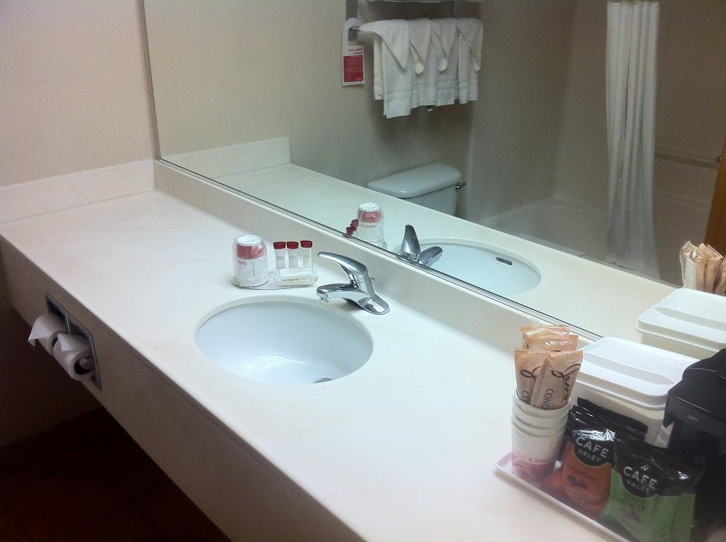 Hotel Ramada By Wyndham Seatac Airport Zimmer foto